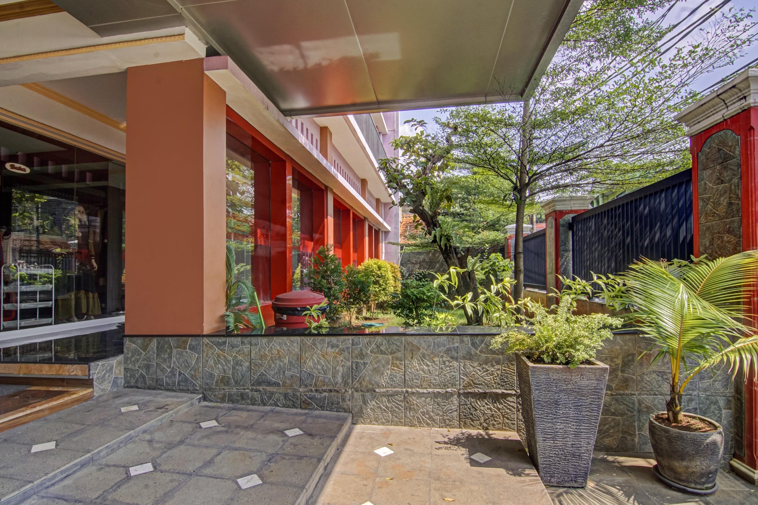 Oyo 3963 Safira Homestay Syariah Jakarta Exterior photo